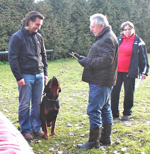 Richard H&uuml;ppe mit Grapsch vom Kindberger Wappen