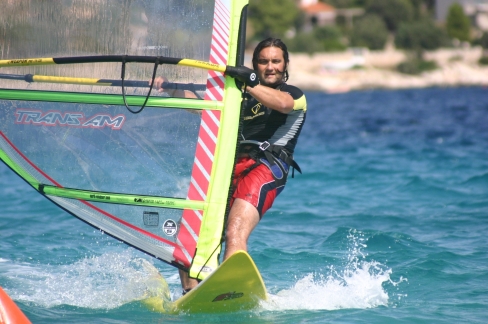 Richi beim Surfen
